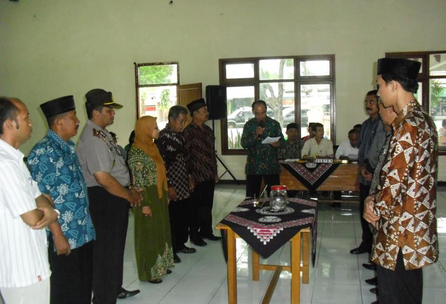 Tentu! Berikut adalah rephrased title yang lebih menarik, singkat, dan tetap menjaga maknanya dalam Bahasa Indonesia:

**Ramalan Shio Hari Ini: Tikus hingga Ular (3 Juli 2025), Lengkap dengan Cinta, Karier, dan Keberuntungan**

Jika ingin nuansa yang lebih gaul dan menarik perhatian pembaca muda:

**Cek Ramalan Shio Kamu Hari Ini, 3 Juli 2025: Tikus sampai Ular, Lengkap Cinta & Karier!**

Ingin versi yang lebih formal atau untuk media berita?

**Ramalan Harian 3 Juli 2025: Prediksi Cinta, Karier, dan Keberuntungan Shio Tikus hingga Ular**

Beri tahu jika kamu ingin gaya penulisan tertentu (misalnya untuk media online, tabloid, atau medsos)!