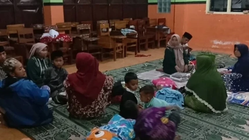 Warga Cikunten Singaparna Mengungsi ke Kerabat Akibat Banjir dan Longsor