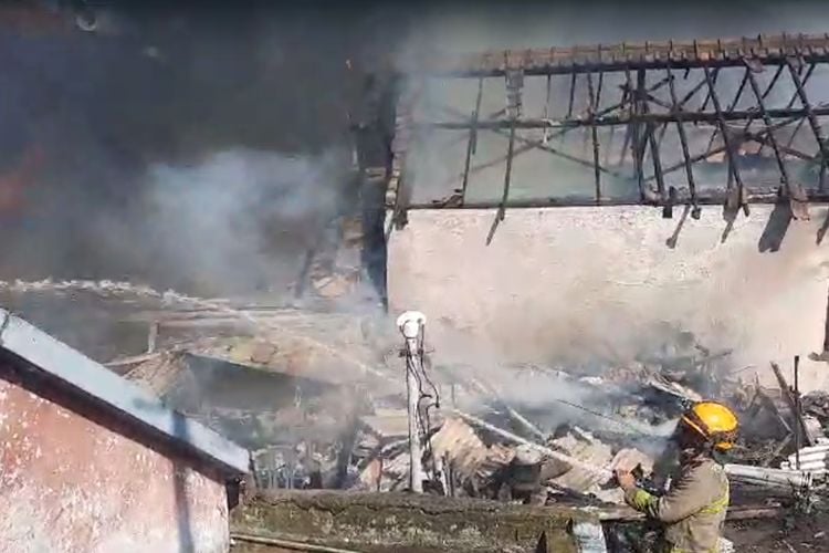 Kebakaran Besar di Bandung Hanguskan 8 Bangunan, 50 Orang Kehilangan Rumah