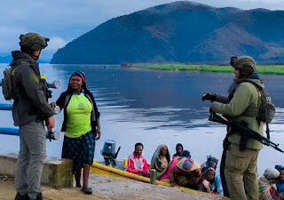 Satgas Operasi Damai Cartenz Lakukan Patroli Humanis di Pelabuhan Aikai