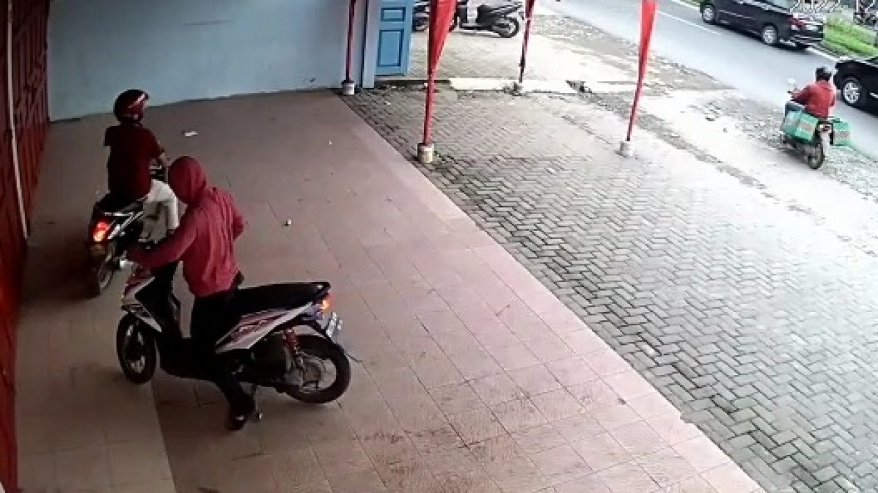 Aki Sepeda Motor Diparkir di Mile 28 Raib Digondok Maling