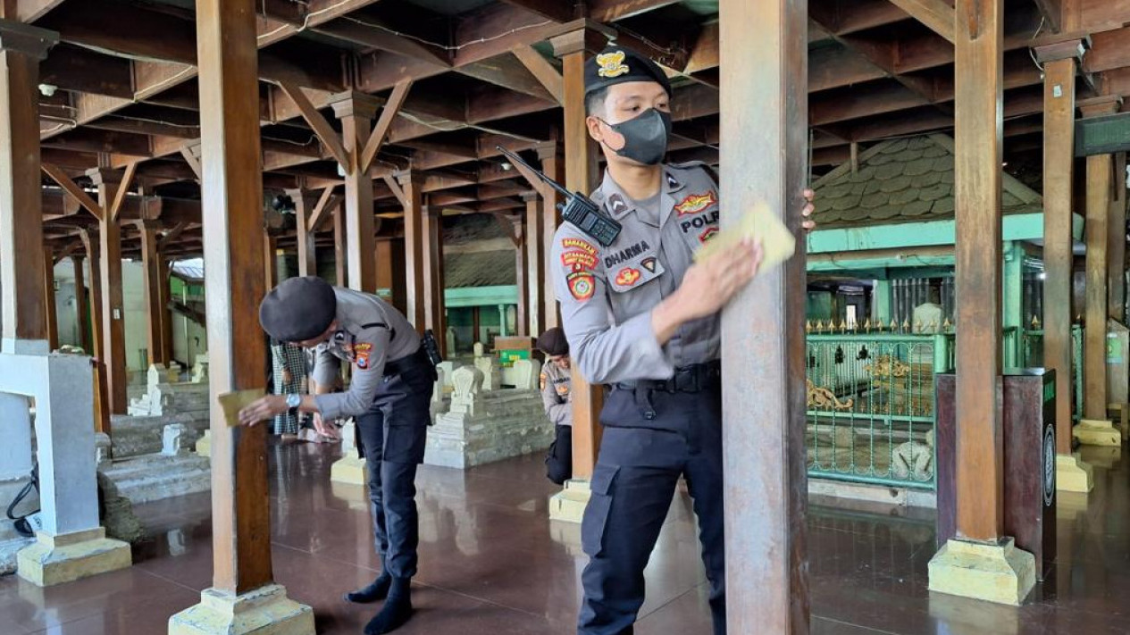 Polri dan Mahasiswa UNIVA Bersihkan Makam Kerajaan Bedagai, Nafas Sejarah Kembali Berdenyut