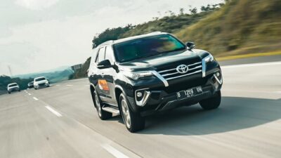 Mengapa Jangan Netralkan Gigi Mobil Saat Turunan, Ini Dampaknya