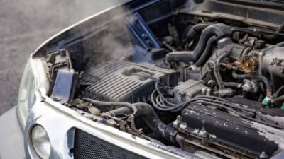 Jangan Panik, Ini 8 Cara Aman Menghadapi Overheat Mobil di Jalan