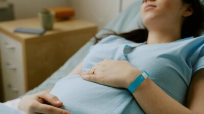 10 Makna Mimpi Lihat Orang Melahirkan yang Mendalam