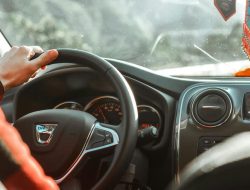 4 Teknik Pengereman Aman untuk Mobil Matik