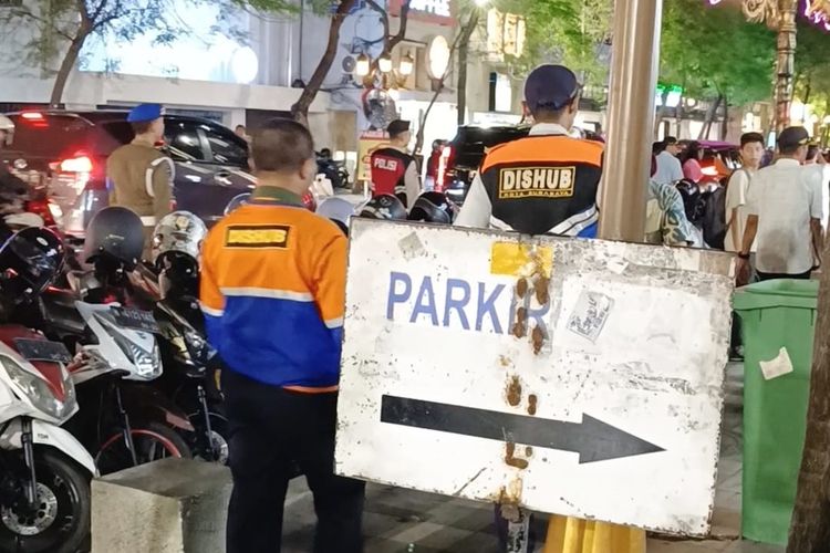 Parkir di Jalan Tunjungan Surabaya Dihentikan Mulai 1 Agustus untuk Wisatawan