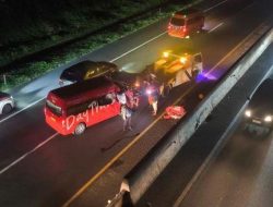 Korban Kecelakaan Travel DayTrans vs Truk di Tol Cipularang Dilarikan ke RS Abdul Radjak