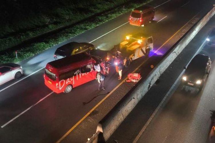 Identitas Korban Kecelakaan Travel DayTrans vs Truk di KM 81 Cipularang