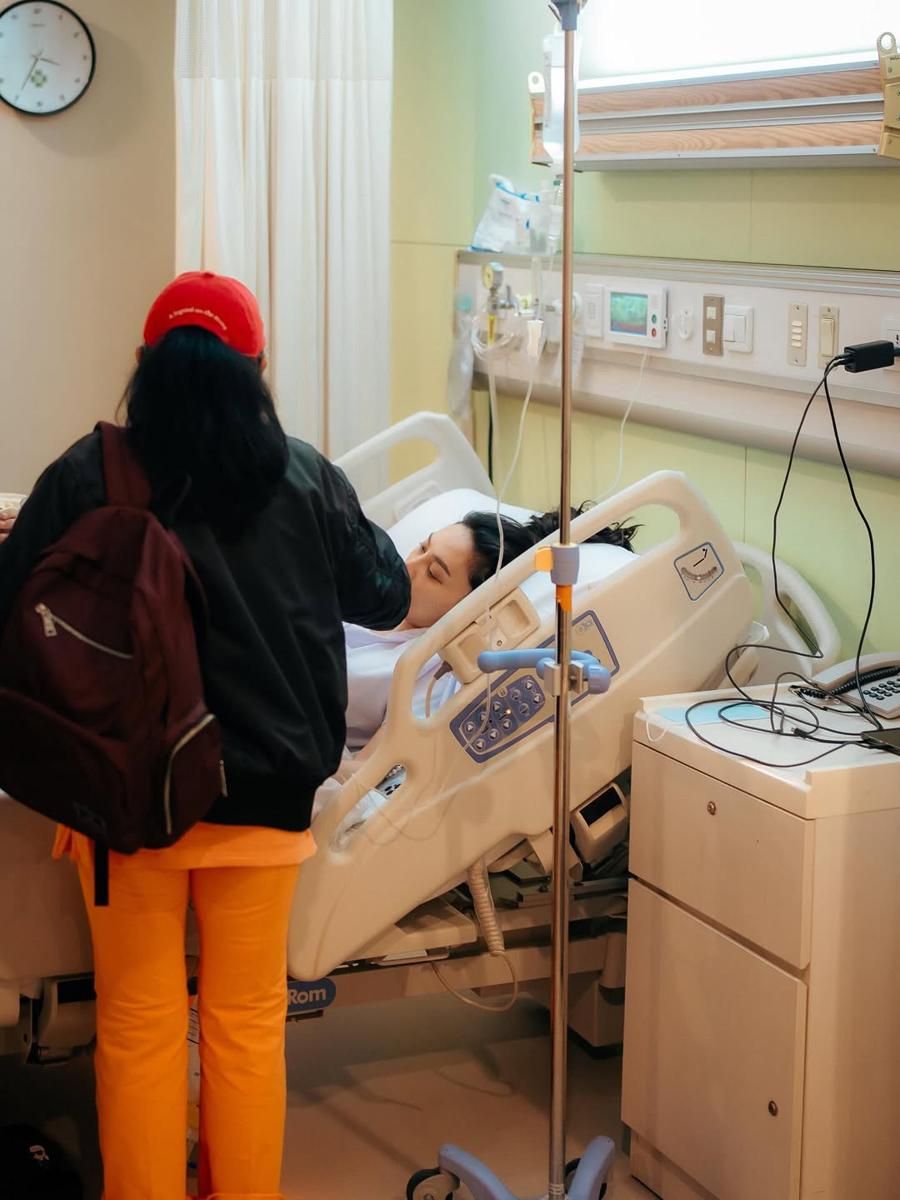 7 Potret Fuji Mendampingi Erika Carlina Saat Melahirkan, Setia!