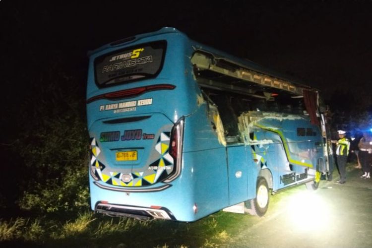 Bus Pariwisata Tabrak Truk, 1 Remaja Tewas di Jalur Lintas Selatan