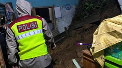 Longsor Menghancurkan Rumah Warga di Garut, Anak Kecil Tewas Tertimbun Longsor Menghancurkan Rumah Warga di Garut, Anak Kecil Tewas Tertimbun