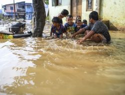 Hujan Deras Genangi Belasan RT Jakarta Timur Malam Ini