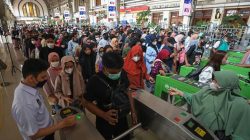 KRL Terjatuh di Stasiun Kota, Penumpang Selamat Dievakuasi