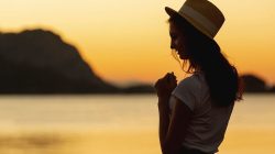 8 Perilaku yang Mengungkap Ketidakpercayaan Diri Wanita Menurut Psikologi