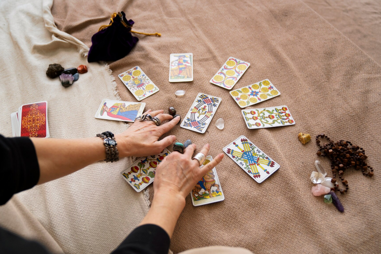 Ramalan Tarot Hari Ini: Aries, Taurus, Gemini Temukan Jalan Keberuntungan 5 Agustus 2025