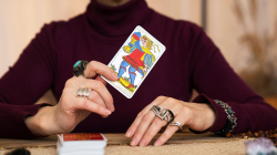 Ramalan Tarot Hari Ini: Aura Keberuntungan Menyertai Aries, Taurus, dan Sagitarius