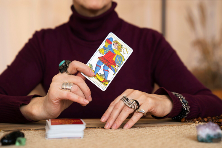 Ramalan Tarot Hari Ini: Aura Keberuntungan Menyertai Aries, Taurus, dan Sagitarius