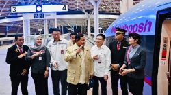 Momen Pertama Prabowo Naik Kereta Cepat Whoosh ke Bandung