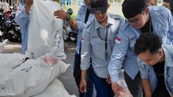 Warga Antusias Terima 2.000 Paket Pangan Gratis