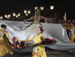 Seniman Berbagai Daerah Hiasi Malioboro dengan Tarian Seniman Berbagai Daerah Hiasi Malioboro dengan Tarian