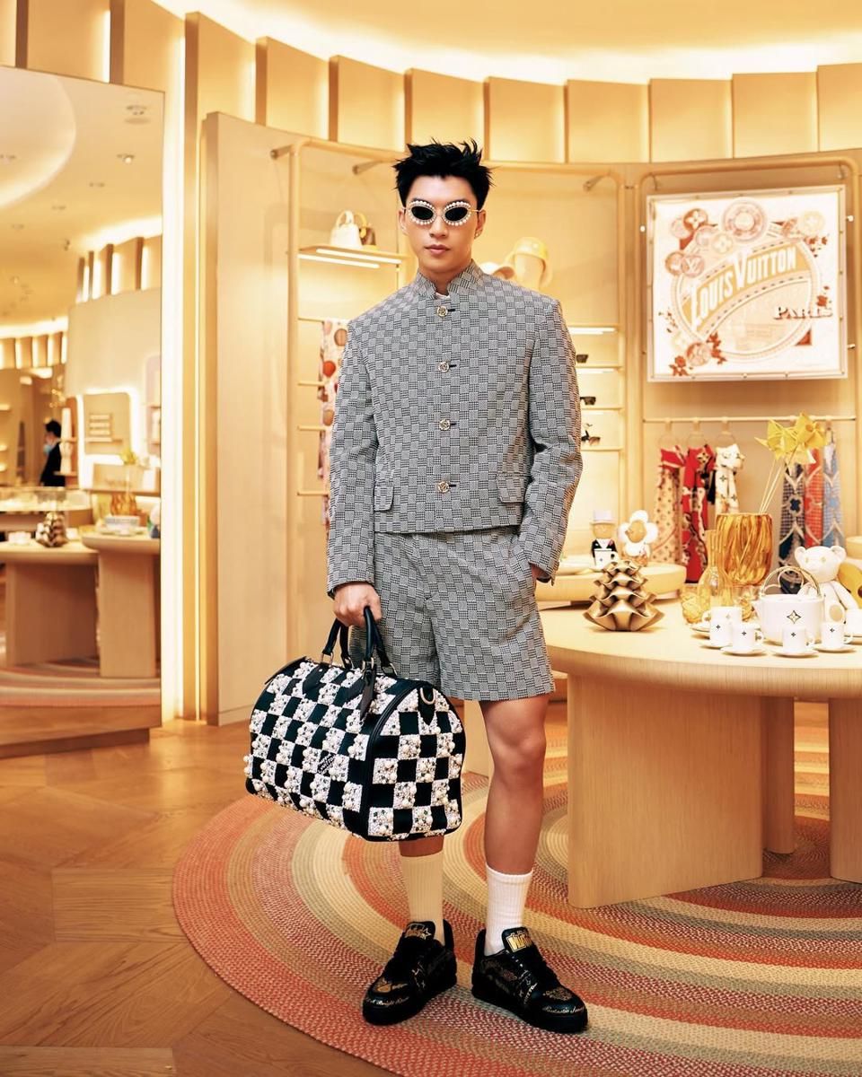 8 Gaya Outfit Traveling Hieu Thuhai, Cocok untuk Segala Musim!