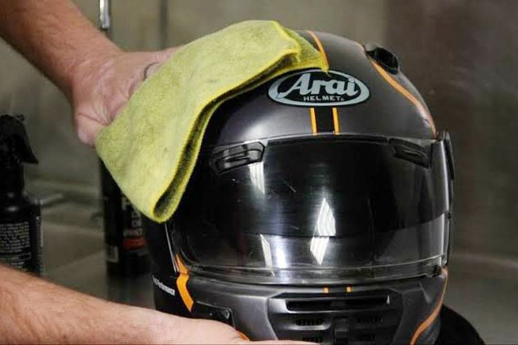 5 Tips Merawat Helm Motor untuk Nyaman dan Aman dari Bau
