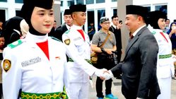 Siap Kibarkan Sang Merah Putih di Momen HUT RI ke-80, Puluhan Paskibra Dikukuhkan Bupati Garut