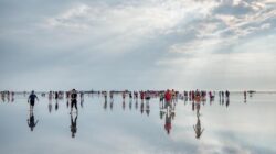 Keunikan Pantai Sky Mirror di Malaysia dengan Pemandangan Langit di Bawah