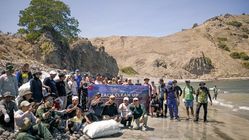 PHC Lakukan Aksi Bersih Pantai di Pulau Padar: Jaga Warisan Alam Dunia