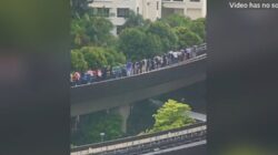 Penumpang LRT Singapura Terpaksa Berjalan di Pinggir Rel, Videonya Viral