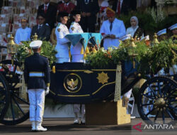 Susunan Paskibraka Indonesia Berdaulat Mengibarkan Bendera di Istana Merdeka