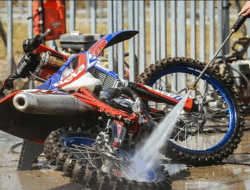 5 Kebiasaan Salah Saat Membersihkan Motor yang Merusak Komponen 5 Kebiasaan Salah Saat Membersihkan Motor yang Merusak Komponen