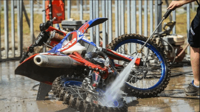 5 Kebiasaan Salah Saat Membersihkan Motor yang Merusak Komponen