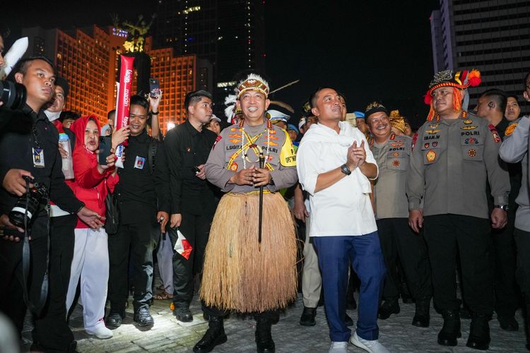 Ribu Orang Padati Bundaran HI, Kapolri dan Mensesneg Kunjungi Panggung Rakyat