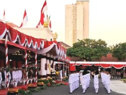 Suasana Khidmat dan Meriah, Ribuan Warga Saksikan Penurunan Bendera HUT ke-80 RI di Grahadi