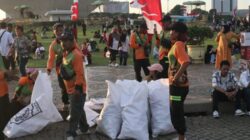 DLH DKI Angkut 79 Ton Sampah Pasca Pesta Rakyat HUT ke-80 RI di Monas