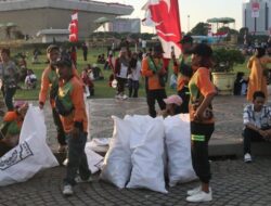 DLH DKI Angkut 79 Ton Sampah Pasca Pesta Rakyat HUT ke-80 RI di Monas