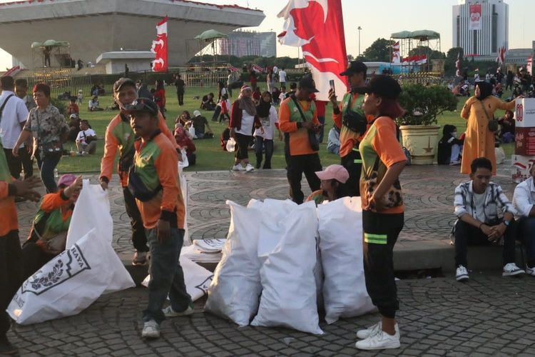 DLH DKI Angkut 79 Ton Sampah Pasca Pesta Rakyat HUT ke-80 RI di Monas