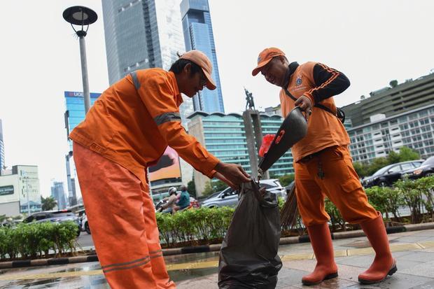 Ribuan Petugas Angkut 79,29 Ton Sampah Perayaan HUT RI