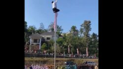 Aksi Heroik Petugas Upacara Ponorogo Saat Panjat Tiang Bendera 8 Meter Karena Tali Macet