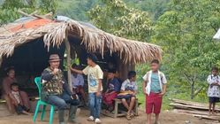 Pahlawan di Uwentumbu! Guru SD Inpres 2 Kawatuna Berjuang Melintasi Sungai dan Mendaki Gunung untuk Pengabdian