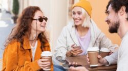 10 Cara Jadi Orang Menyenangkan: Orang-orang Akan Betah di Sekitarmu!