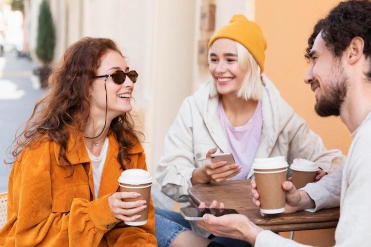 10 Cara Jadi Orang Menyenangkan: Orang-orang Akan Betah di Sekitarmu!