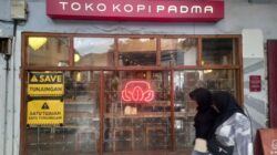 Banyak Kafe dan Resto di Jalan Tunjungan Protes Omzet Turun dengan Stiker ‘Save Tunjungan’