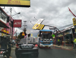 Cuaca Ekstrem di Jogja: Bus Tertimpa Baliho, Banjir Genangi Puluhan Rumah