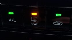 Cara Sederhana Menghilangkan Embun di Kaca Mobil Saat Hujan