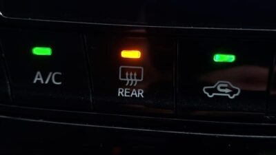 Cara Sederhana Menghilangkan Embun di Kaca Mobil Saat Hujan