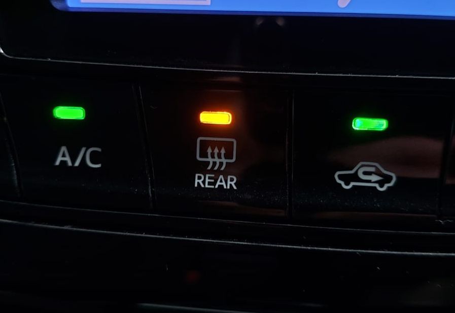 Cara Sederhana Menghilangkan Embun di Kaca Mobil Saat Hujan
