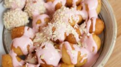 Resep Donat Mini Loukoumades Yunani dengan Glaze Madu dan Keju Strawberry, Camilan Internasional untuk Segala Kesempatan